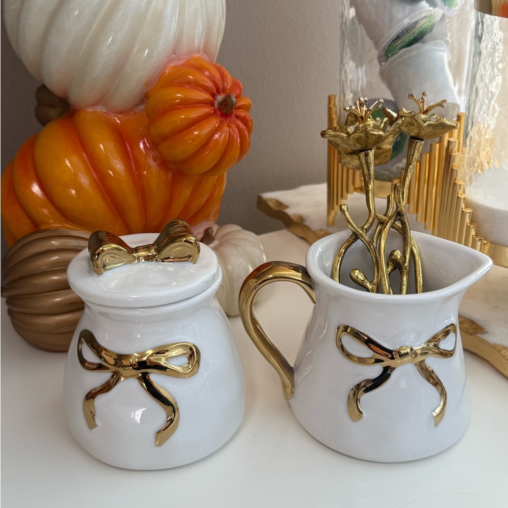 White Ceramic Bow Accent creamer and sugar  Set - Picture 2 of 3